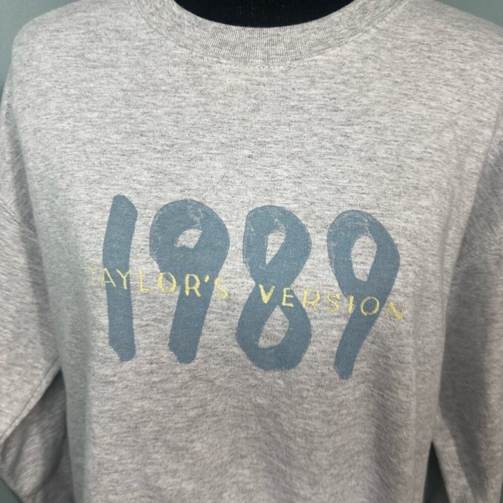 Taylor Swift 1989 (Taylor’s Version) Crewneck Sweatshirt – Size M - Picture 2 of 6